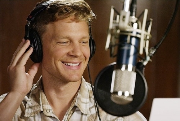 hiw-voice--guy-mic-068151-edited-571677-edited-922266-edited.jpg